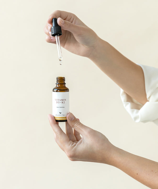 Allvital Vitamin D3 and K2 in oil drop form. Vitamin D and vitamin K2 are fat-soluble vitamins. For healthy bones and teeth, strengthens the immune system. Allvital Vitamin D3 and K2 in oil drop form. Vitamin D and vitamin K2 are fat-soluble vitamins. For healthy bones and teeth, strengthens the immune system.
